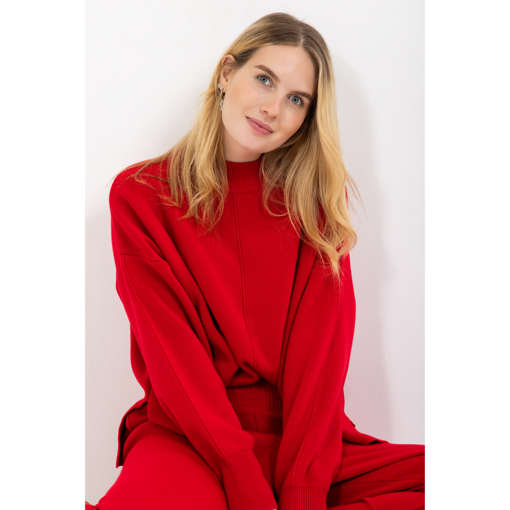 Blondes Haar: Die Geheimwaffe der Loungewear in Rot – Tipps für den perfekten Look